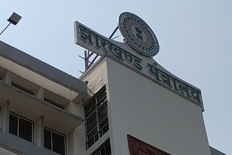 झारखंड सचिवालय के कई कर्मचारी और अधिकारी कोरोना की चपेट में आ चुके हैं.