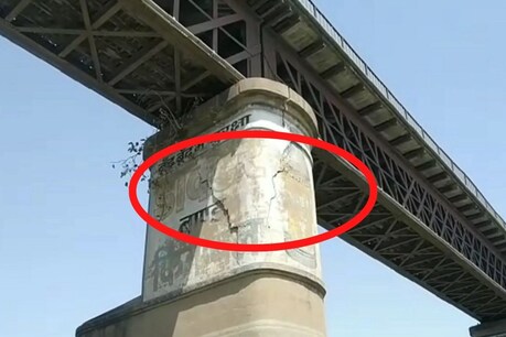 कानपुर-उन्नाव के बीच गंगा नदी के पुल में दरार आ गई है.