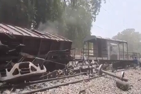 कानपुर के बिल्हौर स्टेशन पर एक मालगाड़ी दुर्घटनाग्रस्त हो गई है.