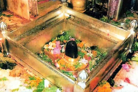भक्तों के लिए कल से खुल जाएगा श्री काशी विश्वनाथ मंदिर (File photo)