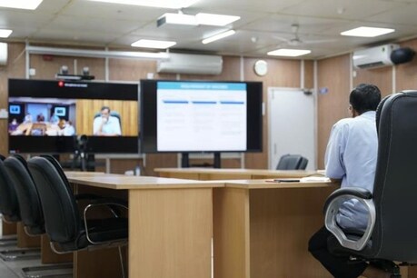 दिल्ली के अधिकारियों के साथ ऑनलाइन बैठक करते सीएम अरविंद केजरीवाल.