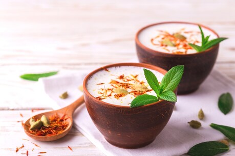 केसर लस्सी रेसिपी (Kesar Lassi Recipe). Image-shutterstock.com