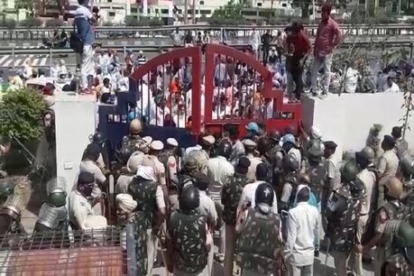 पुलिस स्टेशन के बाहर प्रदर्शन करते किसान
