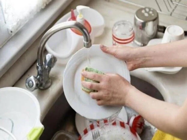 रात के बर्तन न छोड़ें इसके अलावा अपने घर के रसोईघर में रात को जूठे बर्तन न रखें. यानी रात के बर्तन रात को ही साफ कर लें. वरना व्‍यवसाय में हानि हो सकती है.
