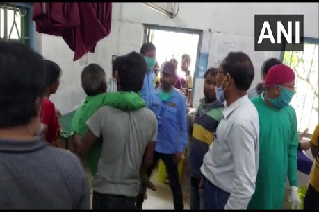 पश्चिम बंगाल चुनाव 2021 के चौथे चरण के दौरान आज कूच बिहार में गोलीबारी की घटनाओं में चार लोगों की मौत हो गई और चार घायल हो गए.