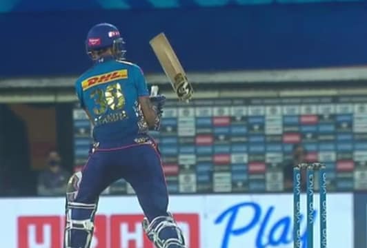 RCB के तेज गेंदबाज काइल जेमिसन ने मुंबई की पारी के 19वें ओवर में यॉर्कर से क्रुणाल पंड्या का बल्ला तोड़ दिया. (ipl twitter)