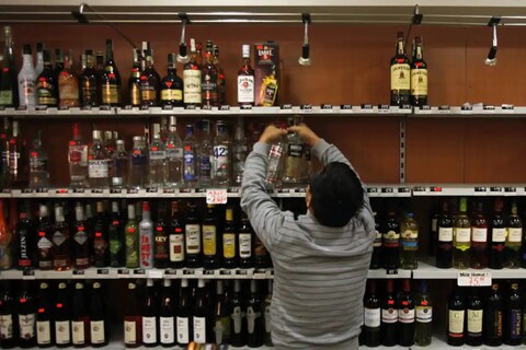 आगरा में कोरोना कर्फ्यू के बीच खुली रहेंगी शराब की दुकानें  (File)
