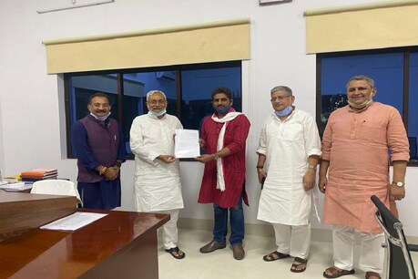 बिहार के मुख्यमंत्री नीतीश कुमार ने एलजेपी के एकमात्र विधायक राजकुमार सिंह को जेडीयू की सदस्यता का प्रमाण पत्र सौंपते हुये.