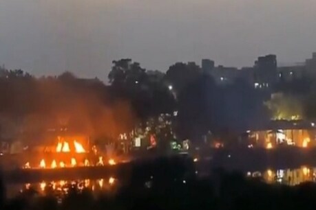 कोरोना संक्रमण से जूझते लखनऊ के भैंसाकुंड में जलती चिताओं का वीडियो वायरल हो रहा है. (Photo: Video Grab)