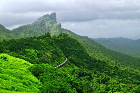 लोनावला काफी फेमस हिल स्टेशन है जो मुंबई से 96 किलोमीटर की दूरी पर है. Image-shutterstock.com