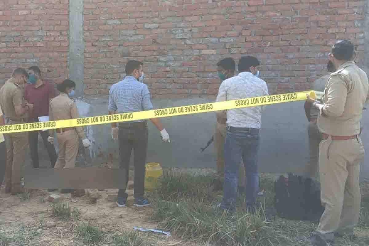 Lucknow: खली प्लॉट में निर्वस्त्र मिला युवती का शव, रेप के बाद हत्या की आशंका
