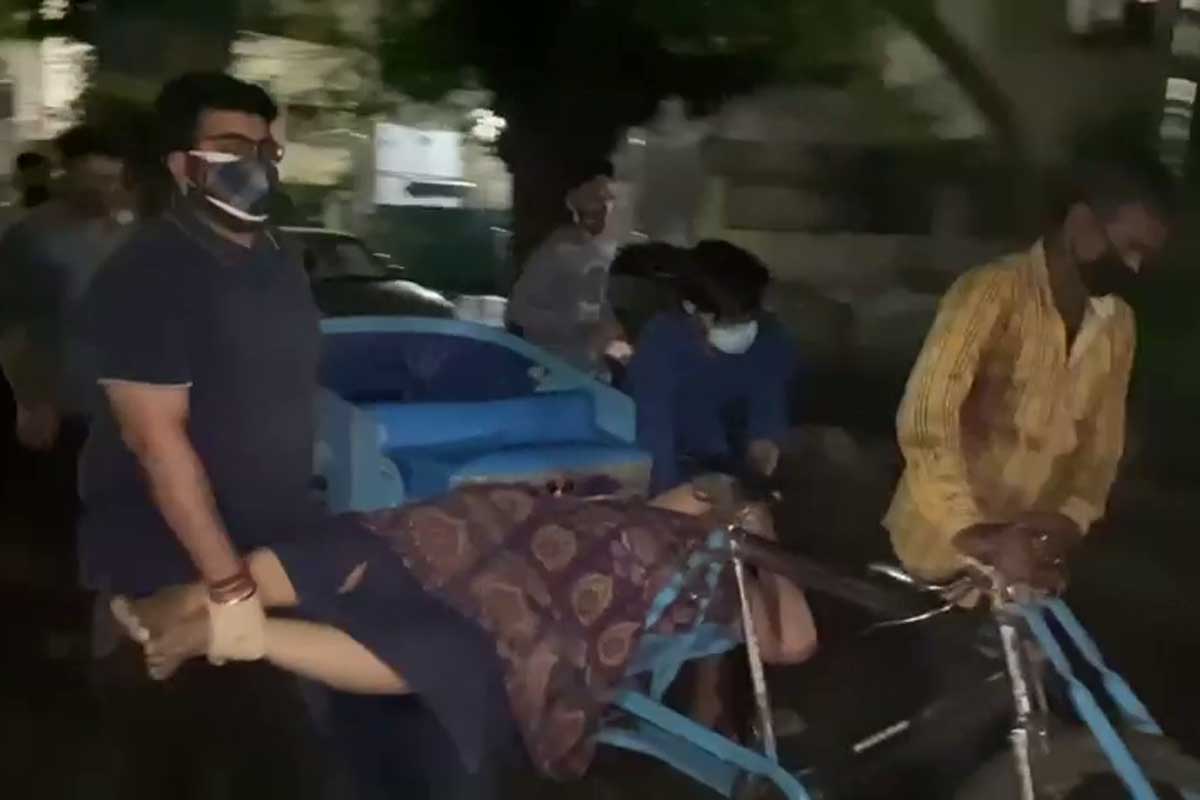 Viral Video: नहीं मिली एम्बुलेंस तो महिला को रिक्शे से लेकर पहुंचे अस्पताल