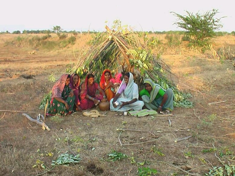 कृषि-संकट: भारत में महिला किसानों की समस्याएं और उनकी पहचान को लेकर तीन स्तरों पर अनदेखी कृषि-संकट: भारत में महिला किसानों की समस्याएं और उनकी पहचान को लेकर तीन स्तरों पर अनदेखी