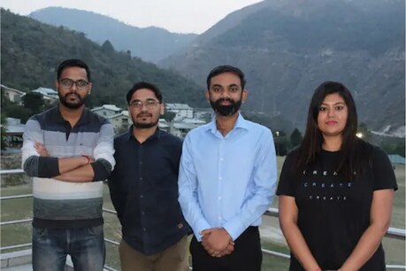 लीड रिसर्चर अमित जायसवाल (second from right) अपनी अन्य साथियाें के साथ