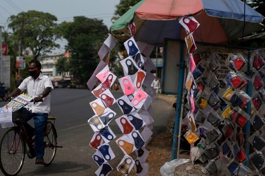 एक्सपर्ट्स ने मास्क को कोरोना के खिलाफ लड़ाई में सबसे कारगर हथियार माना है. (तस्वीर-AP)