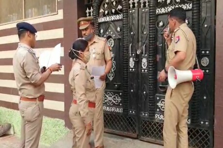 मथुरा पुलिस ने शिक्षक भर्ती घोटाले के मास्टरमाइंड रविंद सिंह के घर पर कुर्की की है.