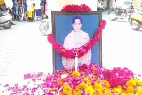 मेरठ में एक कोरोना पीड़ित लैब टेक्नीशियन की मौत के बाद कई सवाल उठ रहे हैं.