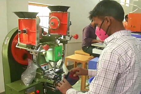 मेरठ में एक युवा उद्यमी ने कोरोना काल में जूते की फैक्ट्री खड़ी कर दी है.
