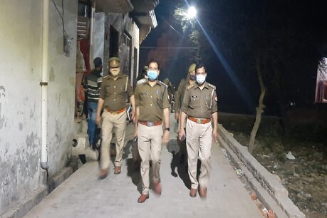 मुरादाबाद में कोरोना संक्रमण तेजी से बढ़ रहा है पुलिस ने सख्ती बढ़ा दी है.