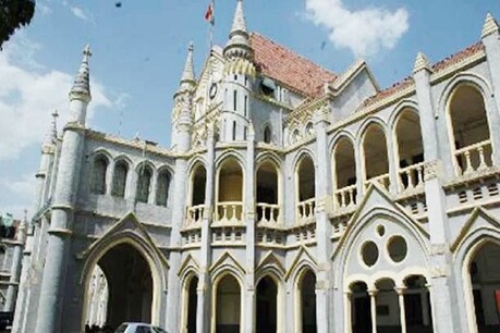 मध्य प्रदेश हाईकोर्ट कोरोना महामारी को लेकर कल शिवराज सरकार को दिशा निर्देश जारी करेगी.