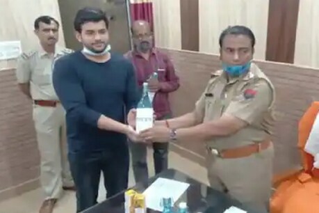 मेरठ के नौचंदी थाने के इंस्पेक्टर फरियादियों को गंगाजल देकर स्वागत करते हैं. (File Photo)