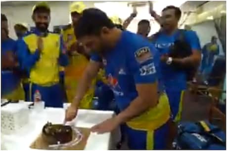 CSK के 200 IPL मैच पूरे होने के बाद महेंद्र सिंह धोनी ने अन्य खिलाड़ियों के साथ केक काटा। (सीएसके ट्विटर)