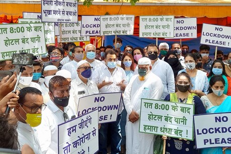 औरंगाबाद के बाद अब मुंबई में भी लोग लॉकडाउन के खिलाफ सड़कों पर उतरे.