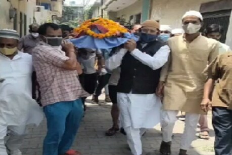 मेरठ में महिला की अर्थी को कंधा देते मुस्लिम समाज के लोग