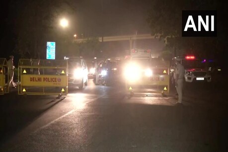 दिल्ली में नाइट कर्फ्यू लगने से नोएडा के लोगों की परेशानी बढ़ गई है.