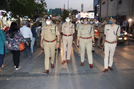 गौतम बुद्ध नगर पुलिस कमिश्नर आलोक सिंह के निर्देश पर लगातार चेकिंग की जा रही है और नियम तोड़ने वालों से जुर्माना वसूला जा रहा है. फोटो- पुलिस कमिश्नर आलोक सिंह गश्त करते हुए.