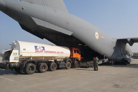 वायुसेना के विमान लेकर आए ऑक्‍सीजन कंटेनर. (Pic- Indian air force)