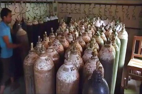 आगरा में औद्योगिक ऑक्सीजन सिलेंडर की सप्लाई पर रोक लगा दी गई है. (फाइल फोटो)