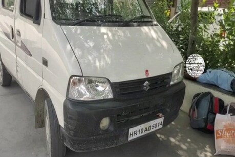 Dead Body Found in Car: मृतक के परिजनों ने उसकी पत्नी पर गंभीर आरोप लगाते हुए कहा कि उसके बदमाश किस्म के लोगों के साथ अवैध सम्बन्ध हैं.