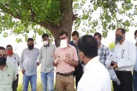 पानीपत में जिस स्थान पर 250 बेड को कोविड अस्पताल बनना है, वहीं मुआयना करने पहुंचे अधिकारी.