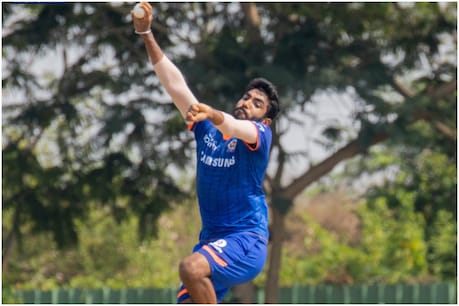 IPL 2021: जसप्रीत बुमराह को शादी के बाद पहली बार गेंदबाजी करते हुए देखा गया। (फोटो मुंबई इंडियंस ट्विटर)