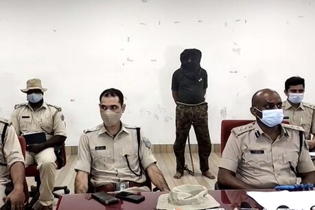 जमशेदपुर पुलिस आरोपी को शुक्रवार देर रात धनबाद से जमशेदपुर लाई.