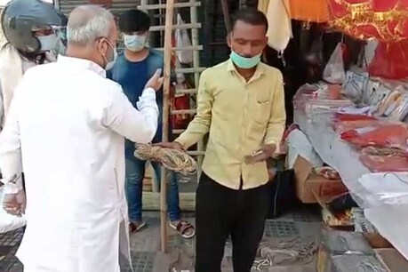 प्रयागराज में जिन दुकानों पर शादी के सामान मिलते थे अब वहां अर्थियां बिक रही हैं.