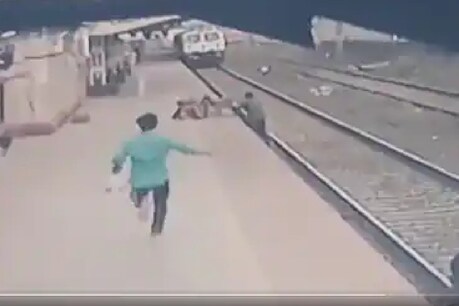 जांबाज रेलकर्मी ने बचाई थी बच्चे की जान. (Pic- ANI)
