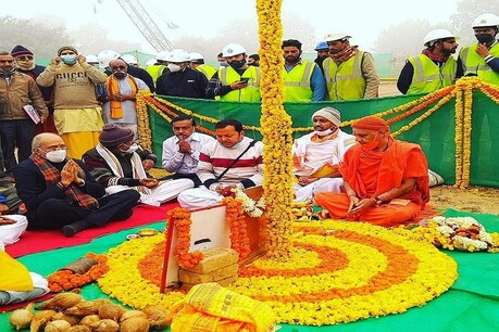 अयोध्या में राम मंदिर की नींव भराई का काम शुरू करने के पहले पूजा करते ट्रस्ट के सदस्य और अन्य लोग.