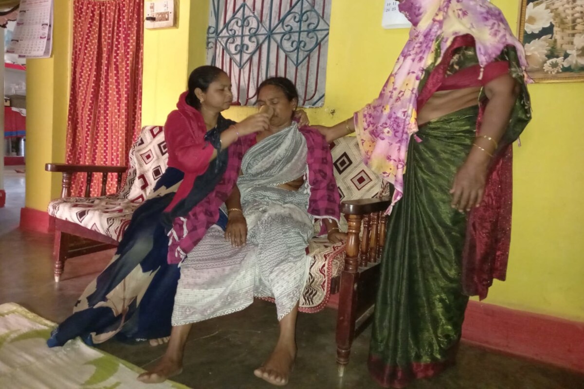 शहीद पिता को एकटक ताकती रही 4 साल की बिटिया, पढ़ें- नक्सल मुठभेड़ में मारे गए जवान के घर की दास्तान 1 Bijapur
