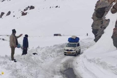 हिमाचल प्रदेश के लाहौल स्पीति में बर्फबारी में फंसे 244 लोगों का रेस्क्यू किया गया है.