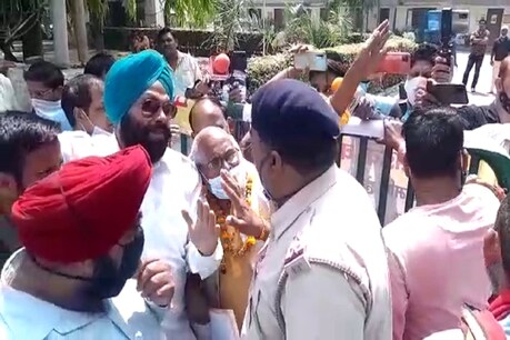 प्रदर्शनकारियों ने गेट पर जड़ा ताला