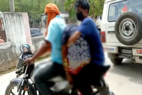मृतक को बाइक पर लेकर जाते परिजन.