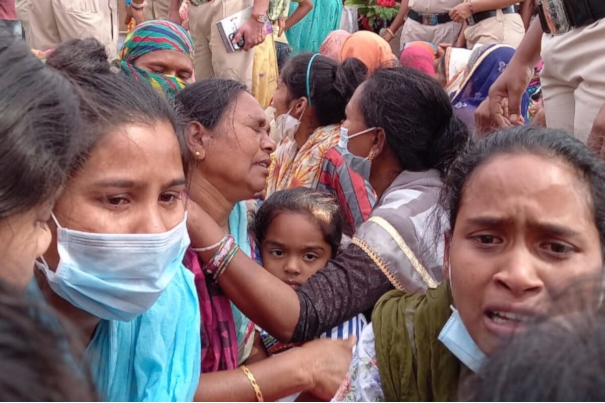 शहीद पिता को एकटक ताकती रही 4 साल की बिटिया, पढ़ें- नक्सल मुठभेड़ में मारे गए जवान के घर की दास्तान 2 chhattisgarh News, Bijapur, Naxalite, Police, DRG, Naxalites encounter, नक्सली मुठभेड़, बीजापुर, छत्तीसगढ़, बस्तर, डीआरजी, पुलिस, martyr's, Amit Shah, Bhupesh Baghel, भूपेश बघेल, अमित शाह