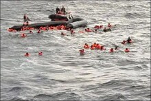 इंडोनेशिया में मालवाहक जहाज और नाव के बीच टक्कर, 17 लोग लापता