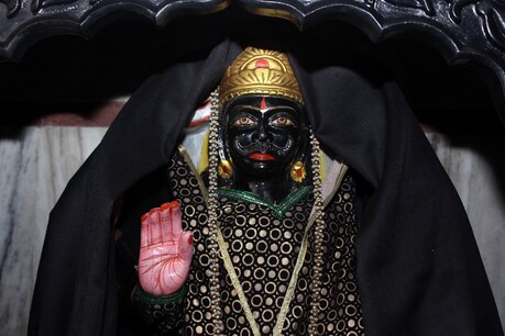 शनिदेव की पूजा से संकट दूर हो जाते हैं. Image/shutterstock
