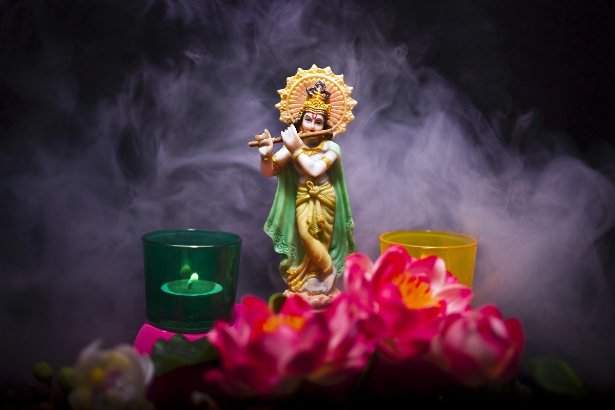 लगाएं भगवान कृष्ण की तस्वीर अगर आपके बच्चों के विवाह में रुकावटें आ रही हों तो ईशान कोण (पूर्व-उत्तर) में भगवान कृष्ण की तस्वीर लगाएं. रोज सुबह उठकर इसे देखें और हाथ जोड़ें.