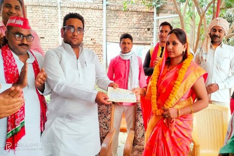यूपी के सिद्धार्थनगर में बीजेपी विधायक की बहू रिंधु पासवान ने समाजवादी पार्टी ज्वाइन कर ली है.