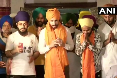 दिल्ली के रकाबगंज गुरुद्वारा में अभिनेता दीप सिद्धू.