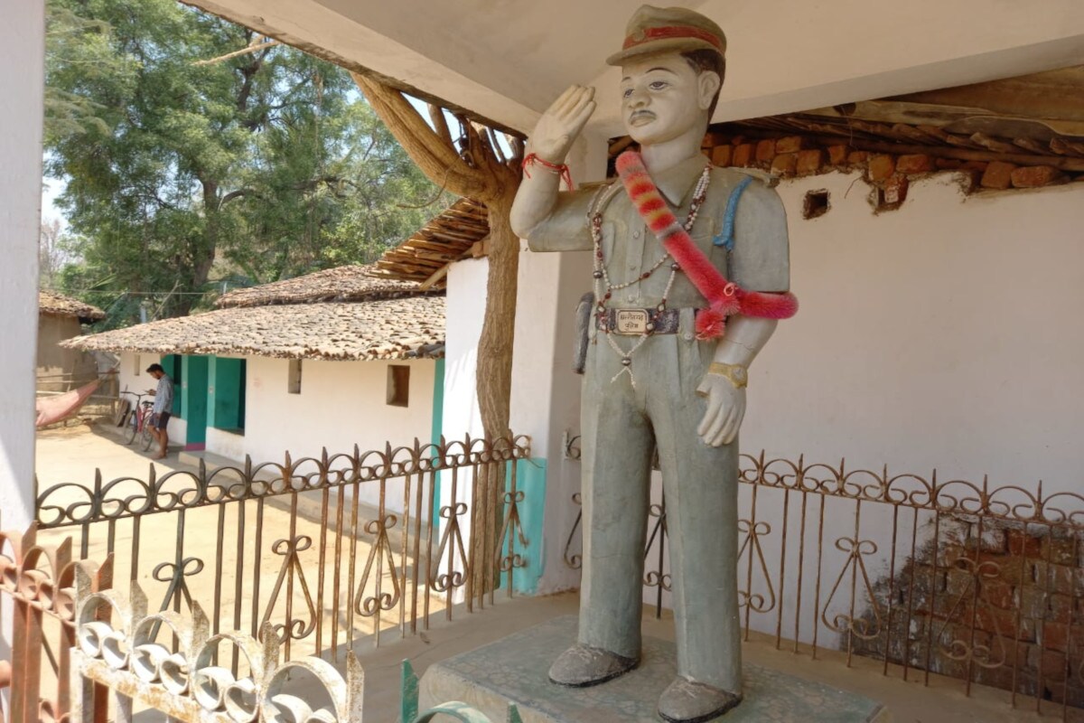शहीद पिता को एकटक ताकती रही 4 साल की बिटिया, पढ़ें- नक्सल मुठभेड़ में मारे गए जवान के घर की दास्तान 3 Naxal